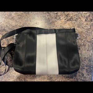 Harveys seatbelt Bow Crossbody